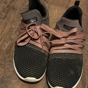 Sketchers size 8 slip in